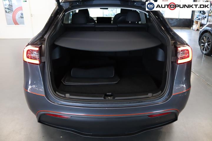 Grå Tesla Model Y fra 2023