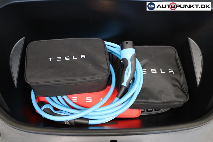 Grå Tesla Model Y fra 2023
