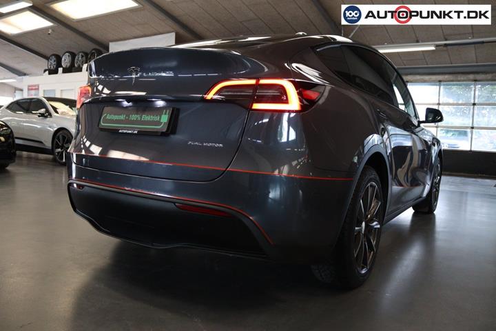 Grå Tesla Model Y fra 2023