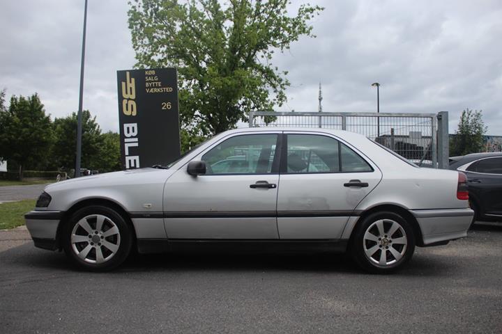 Sølv Mercedes C230 fra 1998