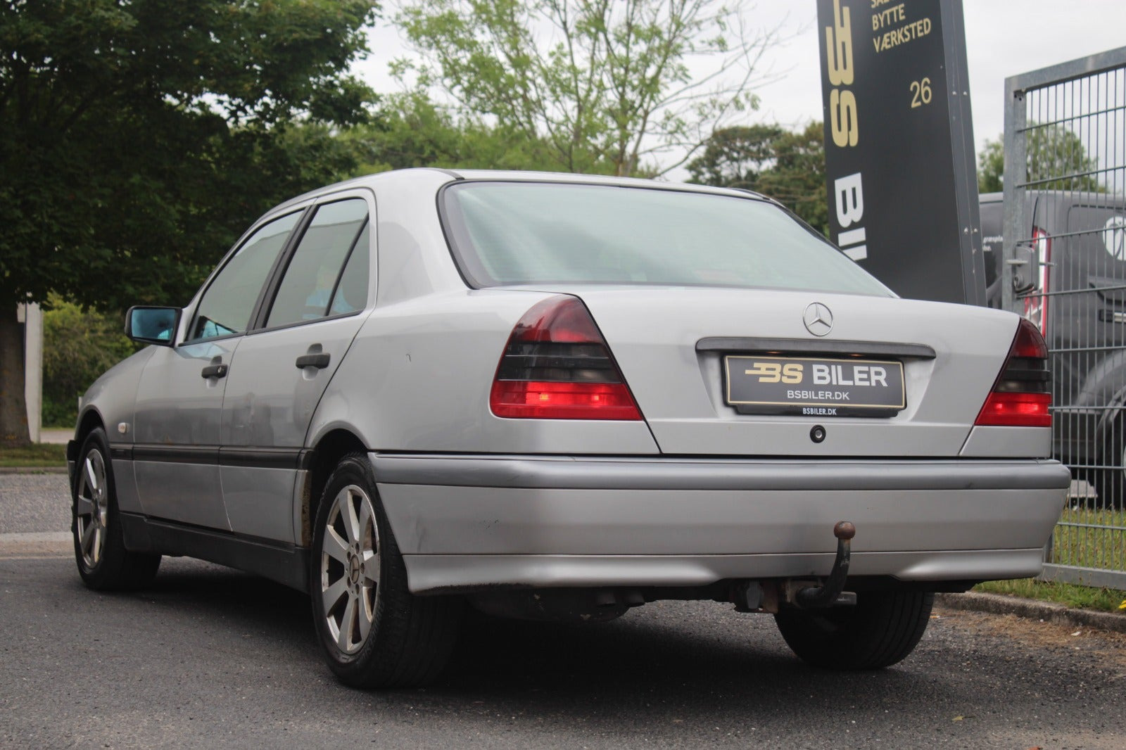 Sølv Mercedes C230 fra 1998