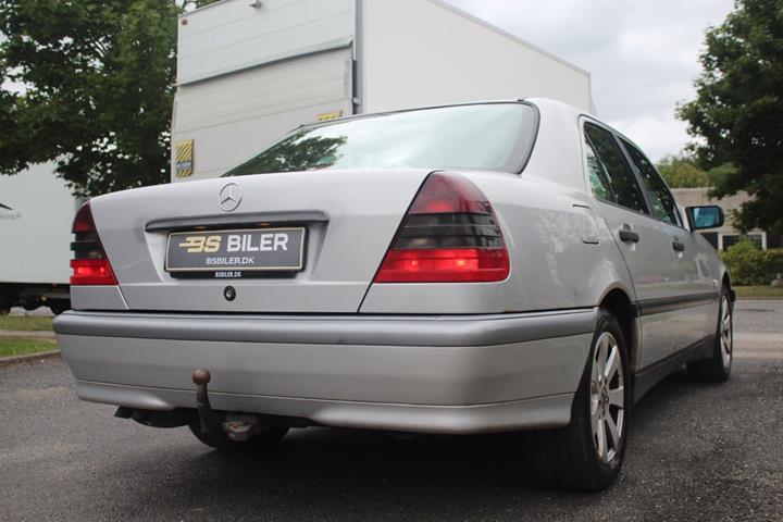 Sølv Mercedes C230 fra 1998