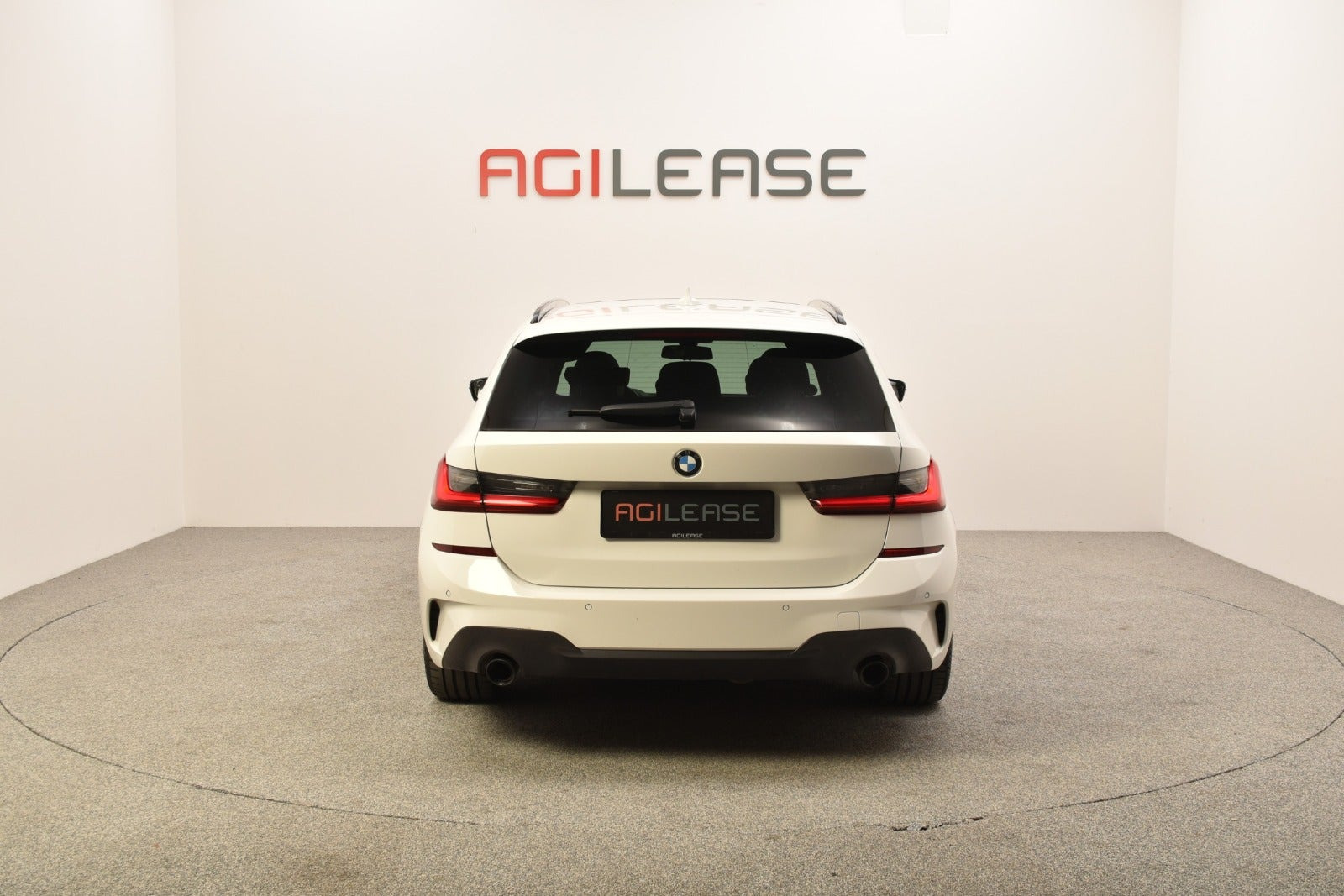 Hvid BMW 330e fra 2020