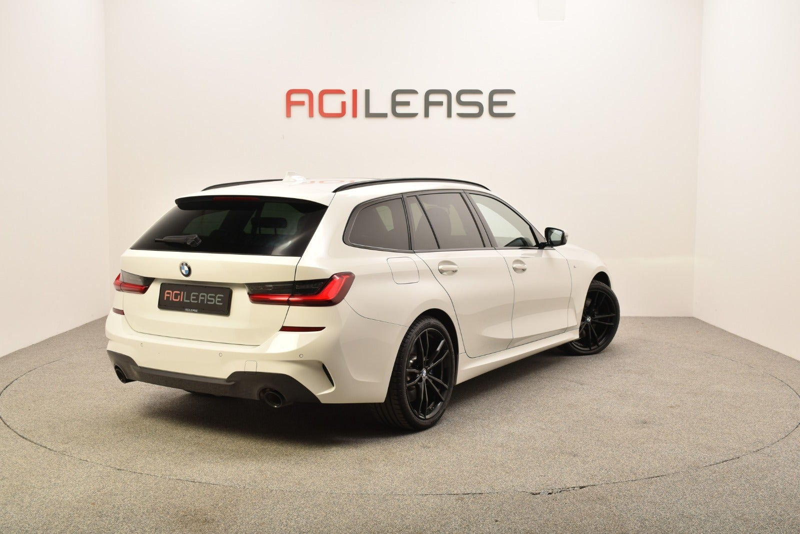 Hvid BMW 330e fra 2020