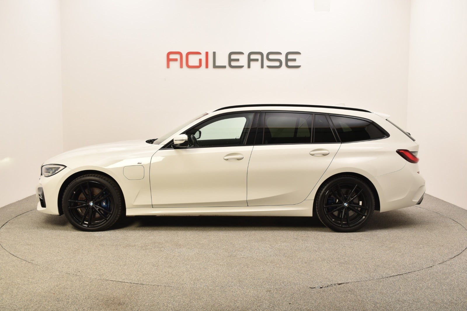 Hvid BMW 330e fra 2020