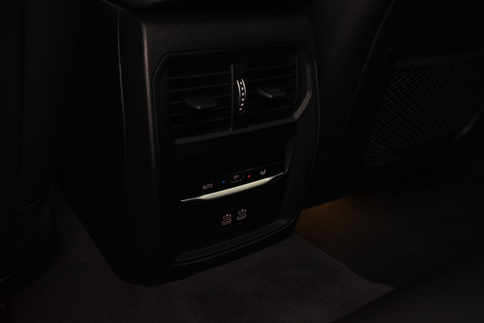 Hvid BMW 330e fra 2020