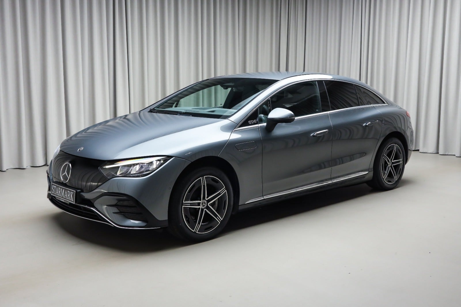 Grå Mercedes EQE350+ fra 2025