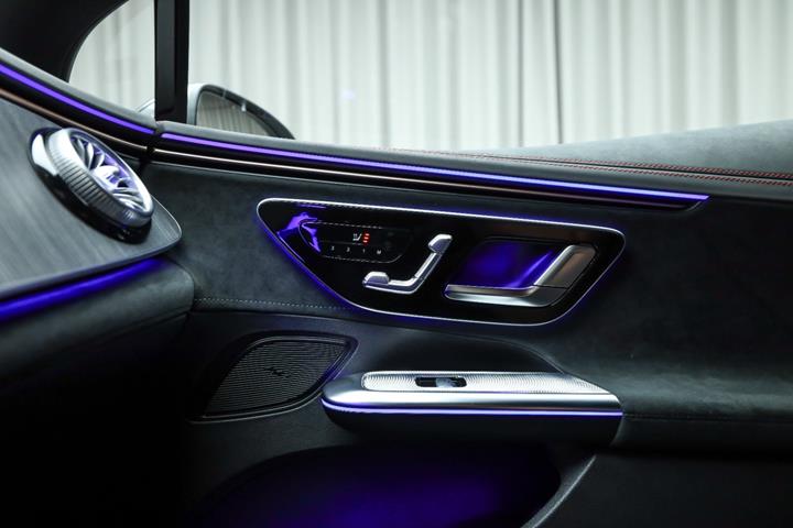Grå Mercedes EQE350+ fra 2025