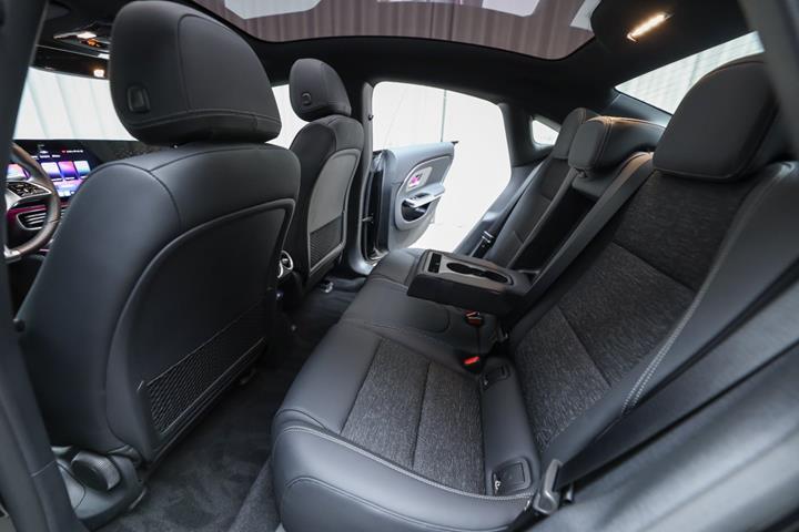 Sort Mercedes CLA250+ fra 2025