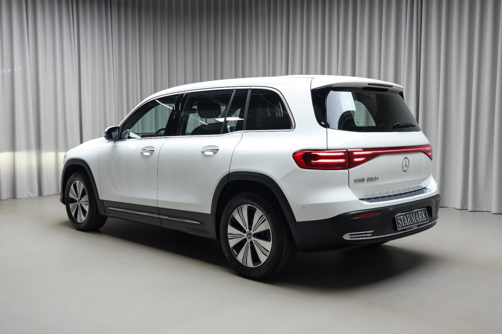 Hvid Mercedes EQB250+ fra 2026