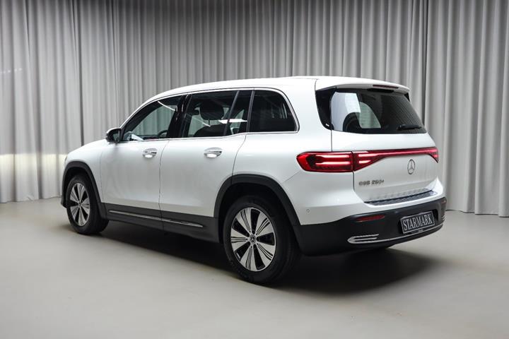 Hvid Mercedes EQB250+ fra 2026