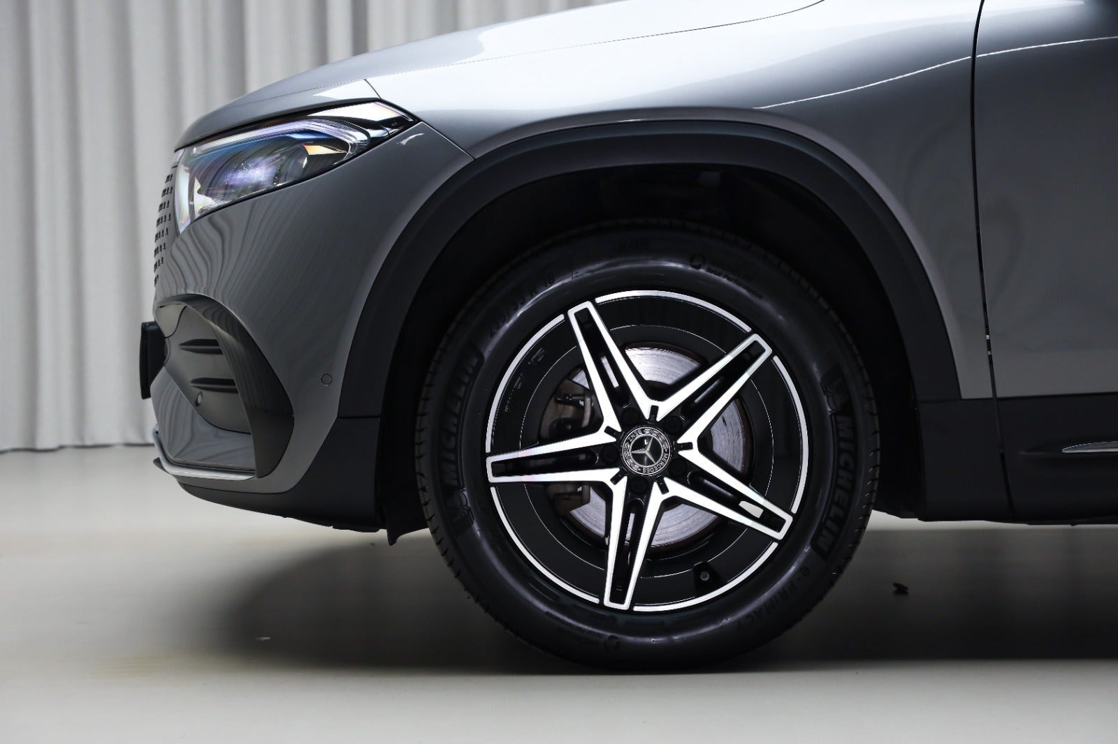 Grå Mercedes EQB250+ fra 2026
