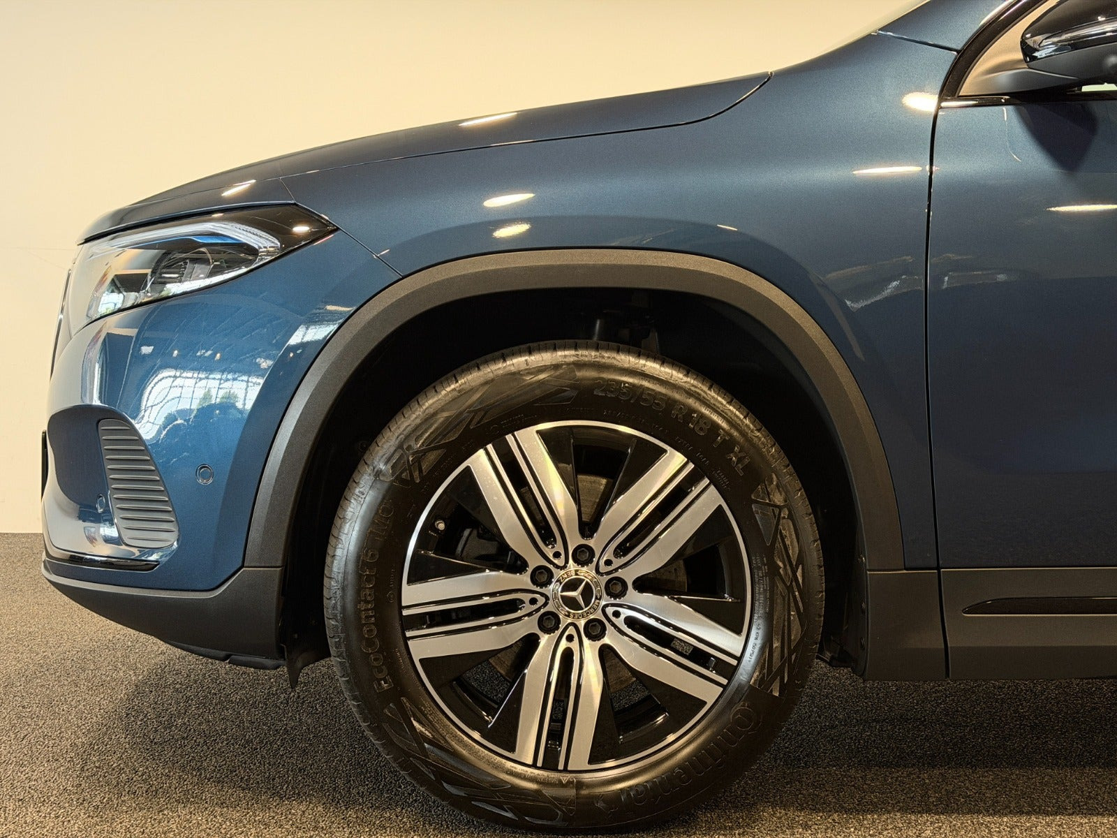 Blå Mercedes EQA250+ fra 2023