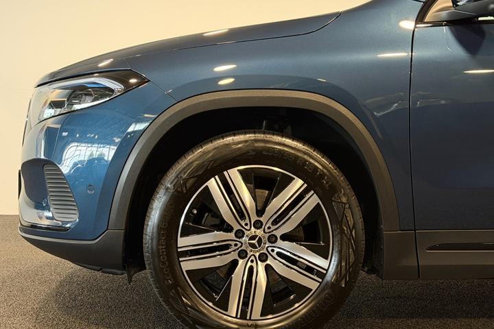 Blå Mercedes EQA250+ fra 2023
