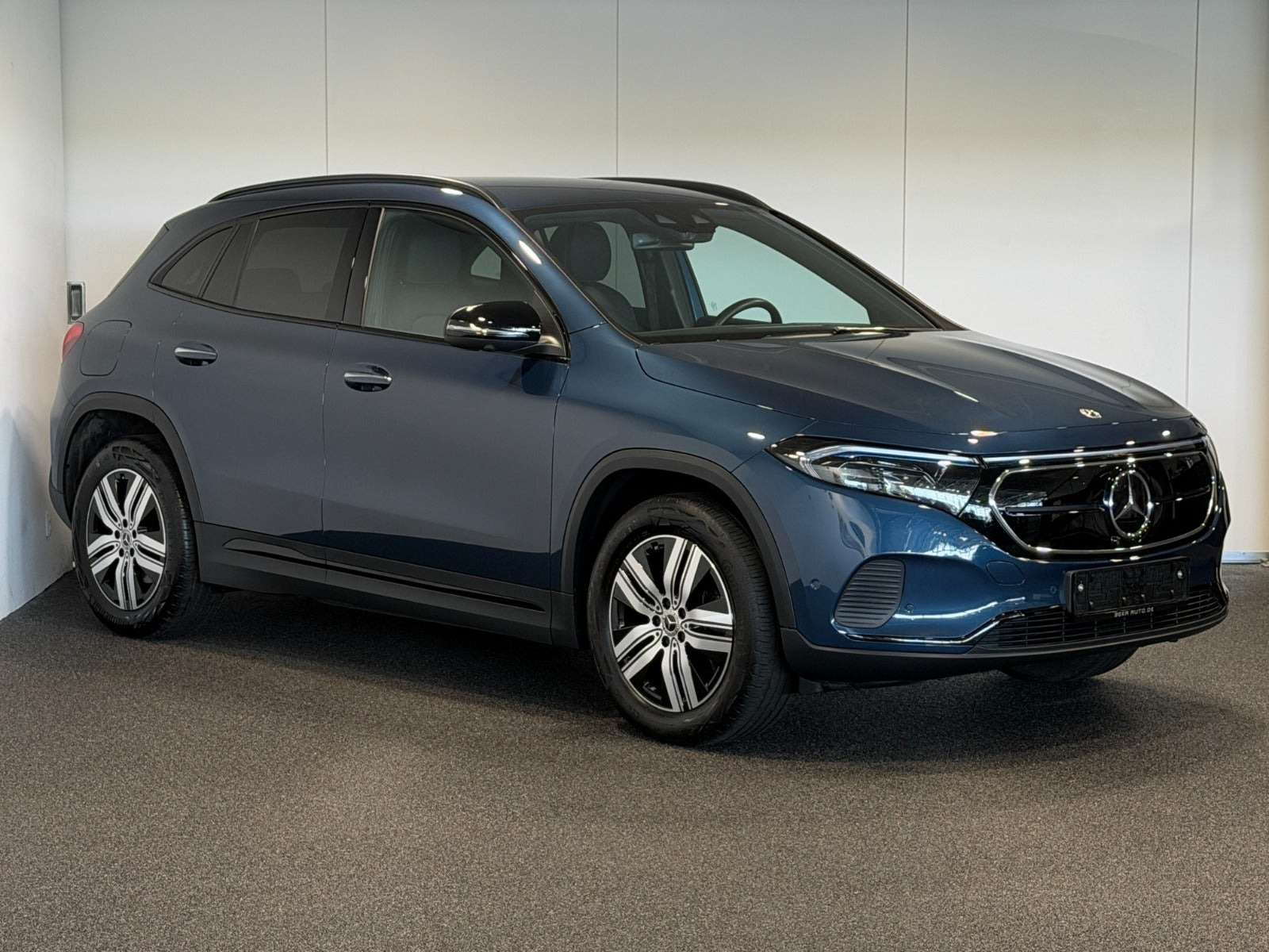 Blå Mercedes EQA250+ fra 2023