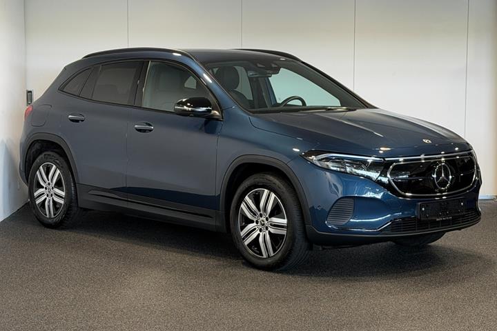 Blå Mercedes EQA250+ fra 2023