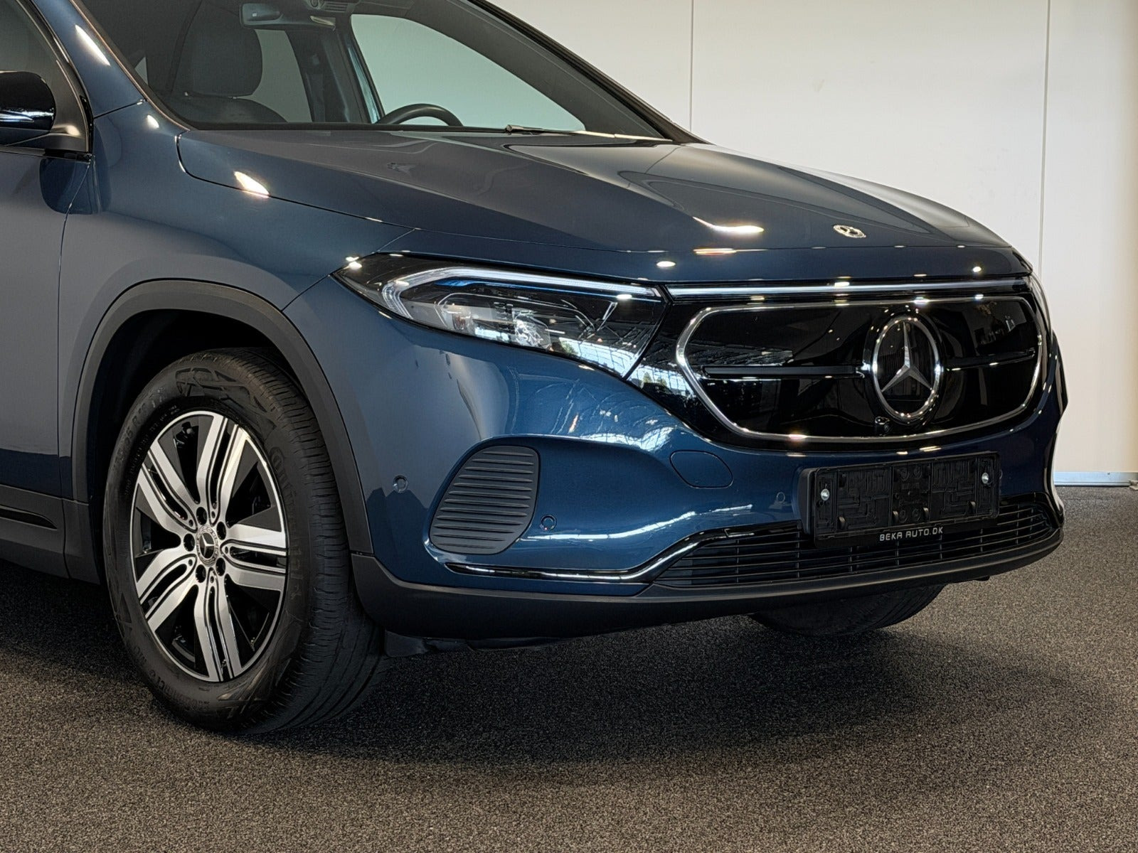 Blå Mercedes EQA250+ fra 2023