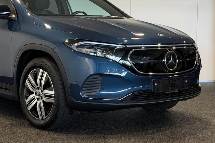 Blå Mercedes EQA250+ fra 2023