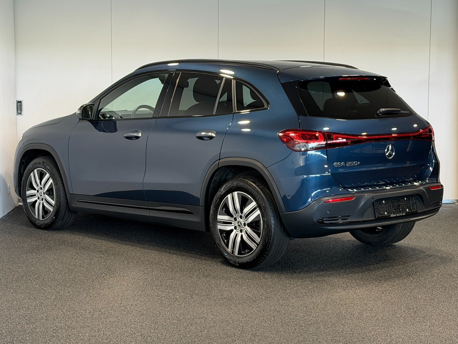 Blå Mercedes EQA250+ fra 2023