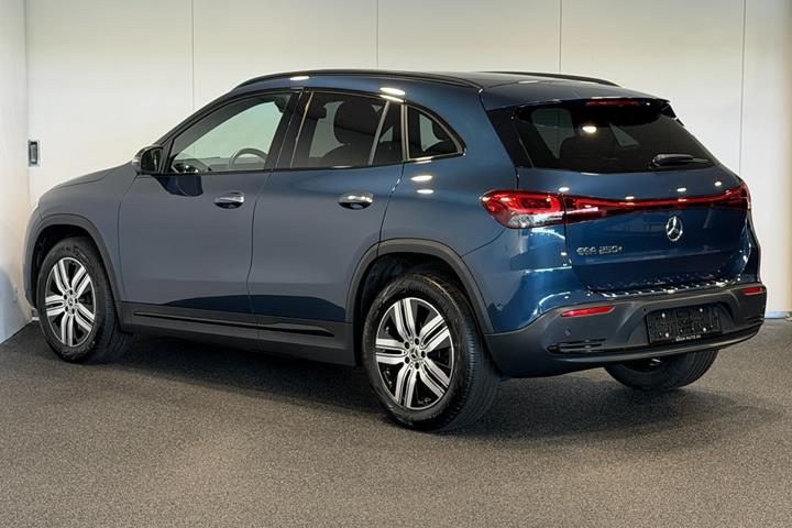 Blå Mercedes EQA250+ fra 2023