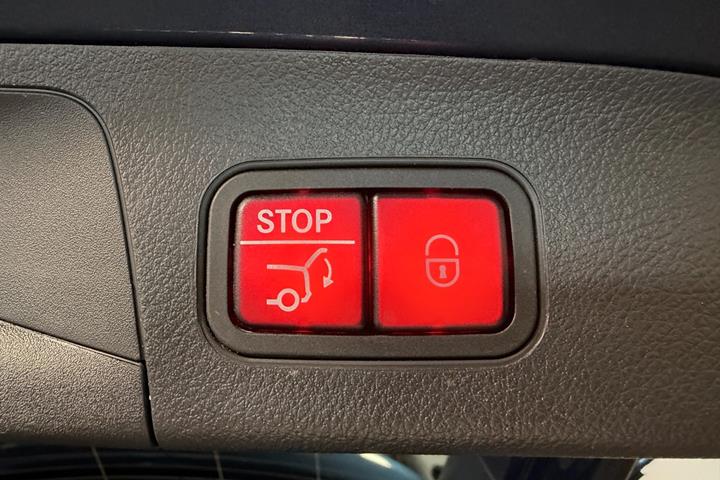 Blå Mercedes EQA250+ fra 2023