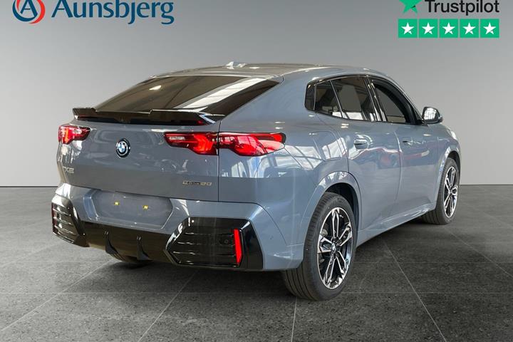 Grå BMW iX2 fra 2025