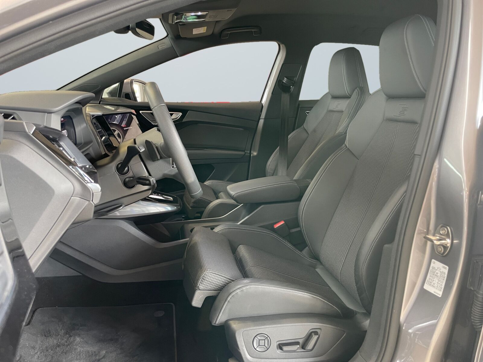 Grå Audi Q4 e-tron fra 2025