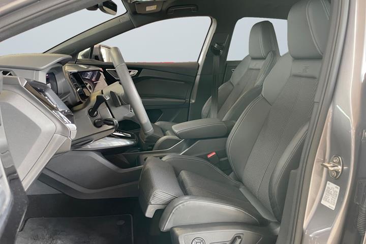 Grå Audi Q4 e-tron fra 2025