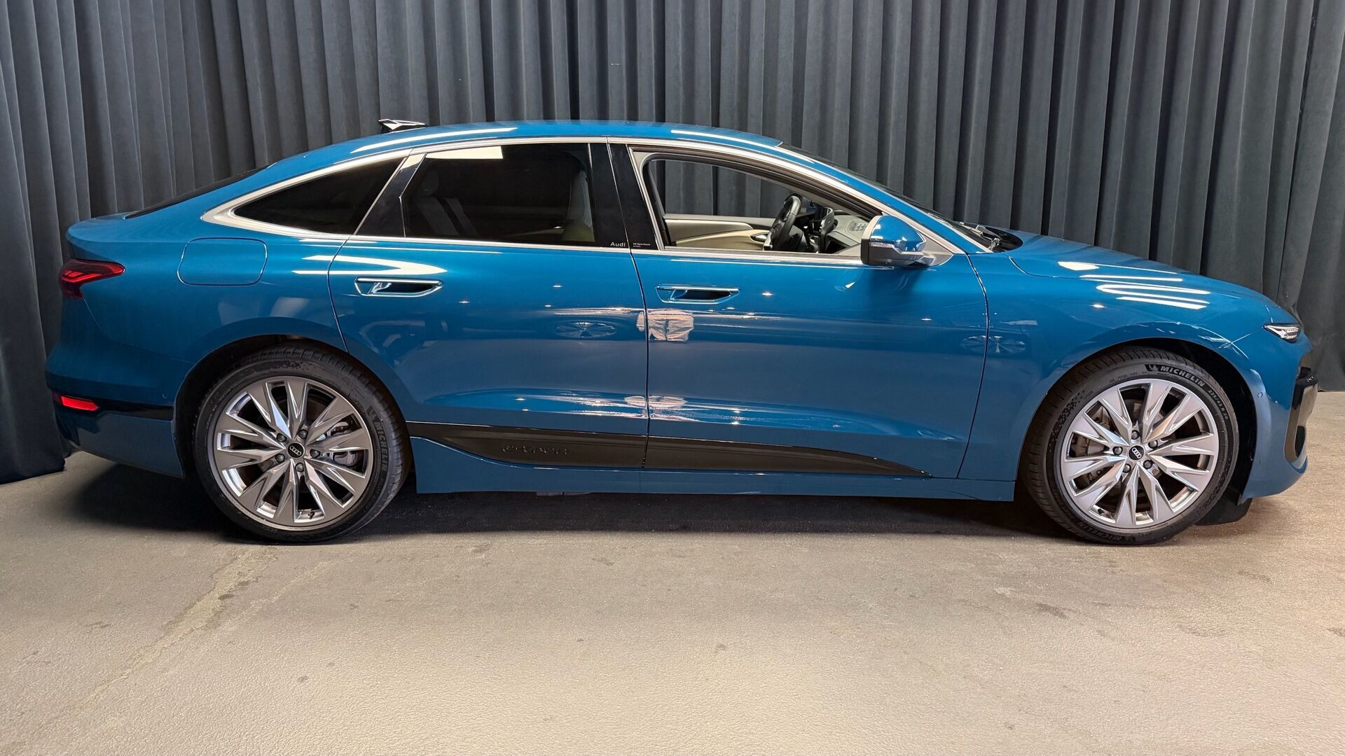 Blå Audi A6 fra 2025