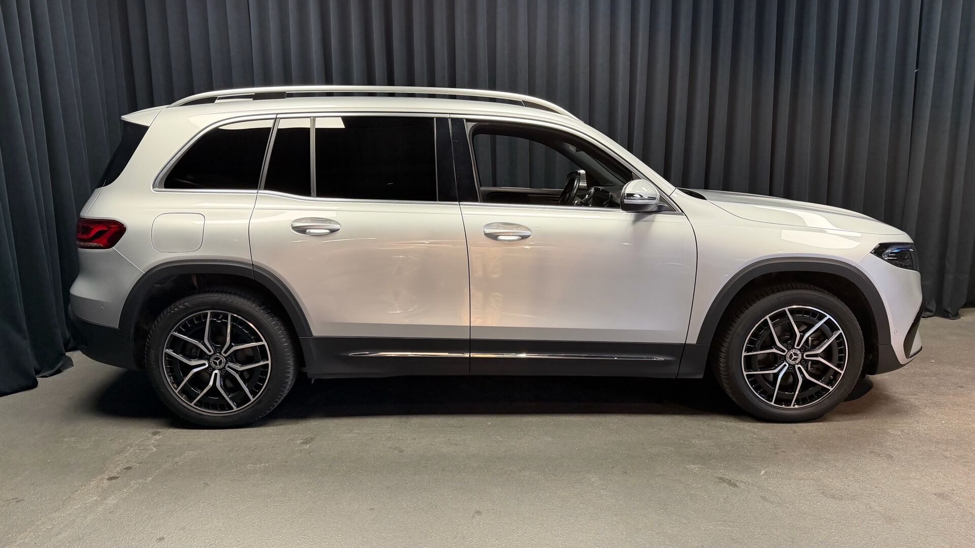 Sølv Mercedes EQB 250+ fra 2023