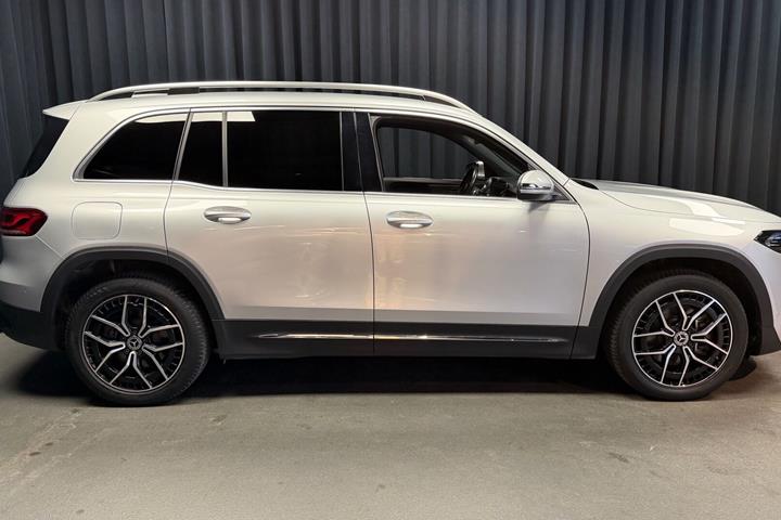 Sølv Mercedes EQB 250+ fra 2023