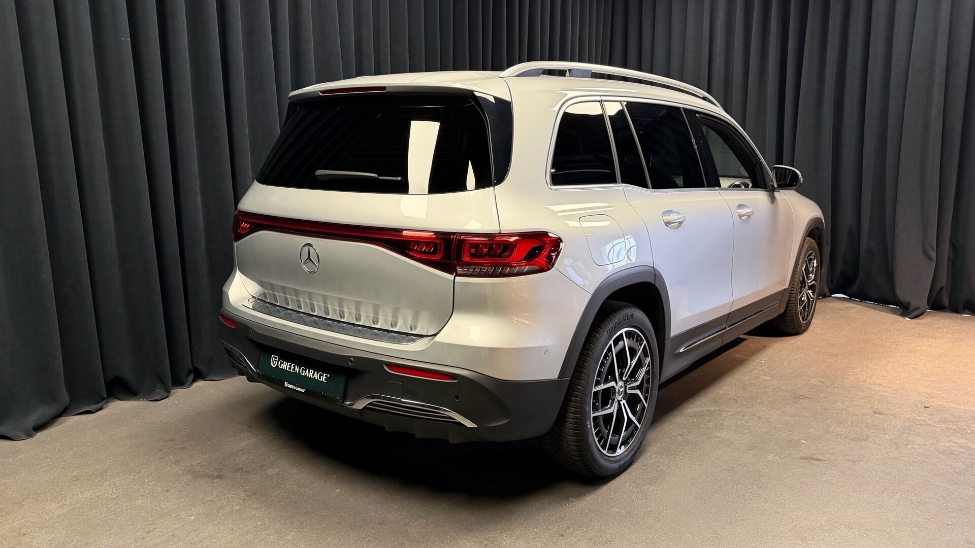 Sølv Mercedes EQB 250+ fra 2023