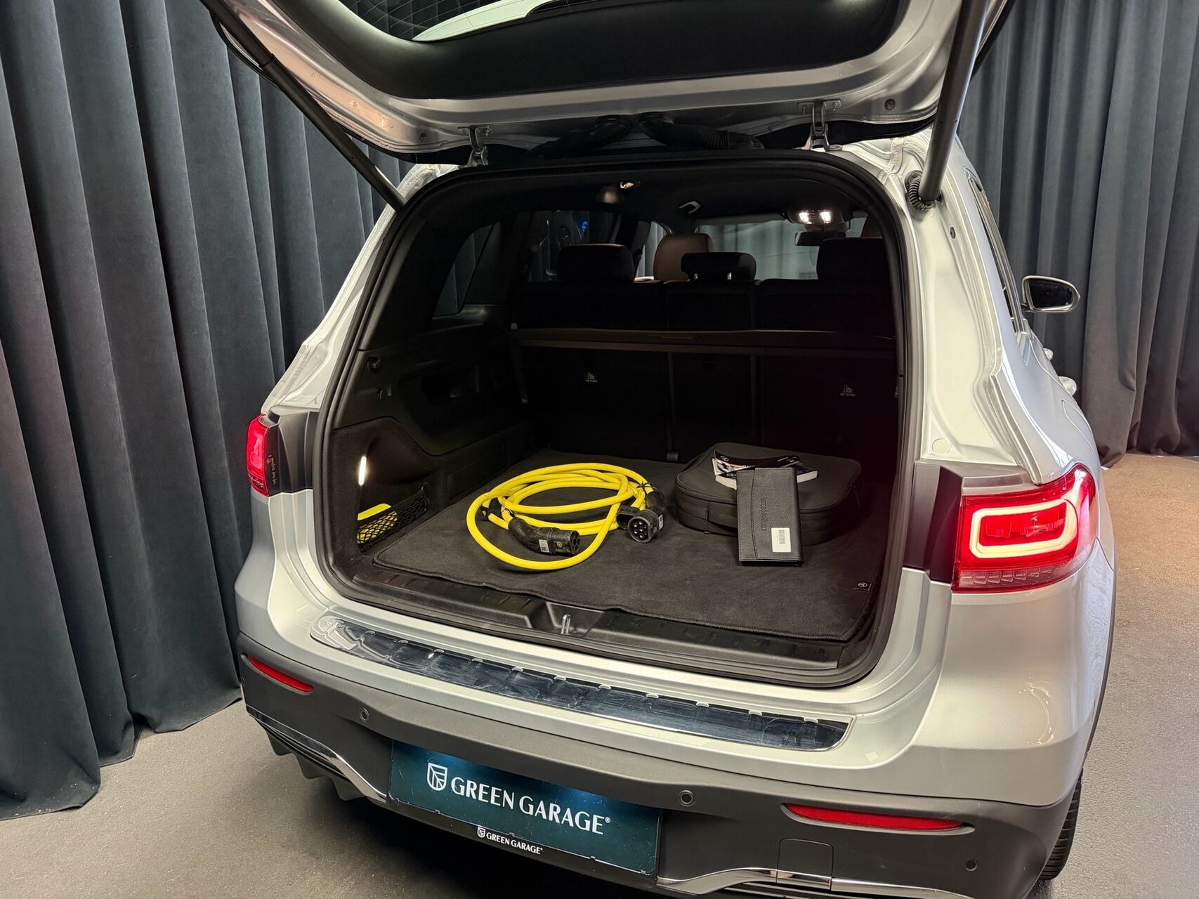 Sølv Mercedes EQB 250+ fra 2023