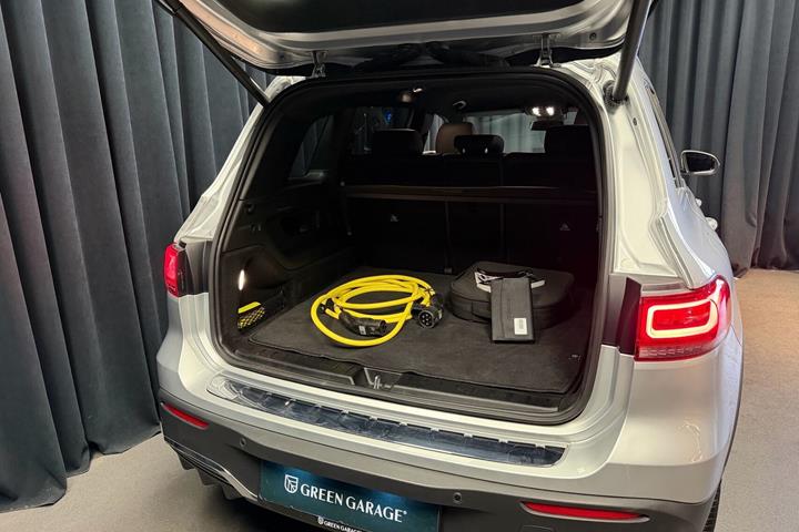 Sølv Mercedes EQB 250+ fra 2023