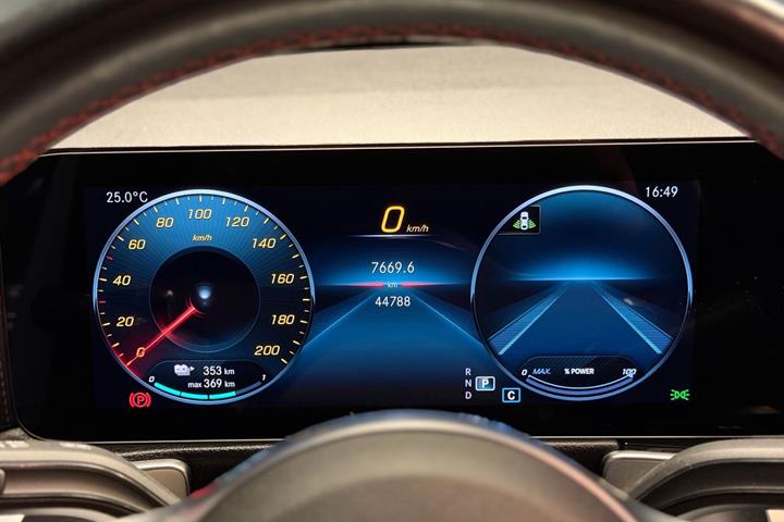 Sølv Mercedes EQB 250+ fra 2023