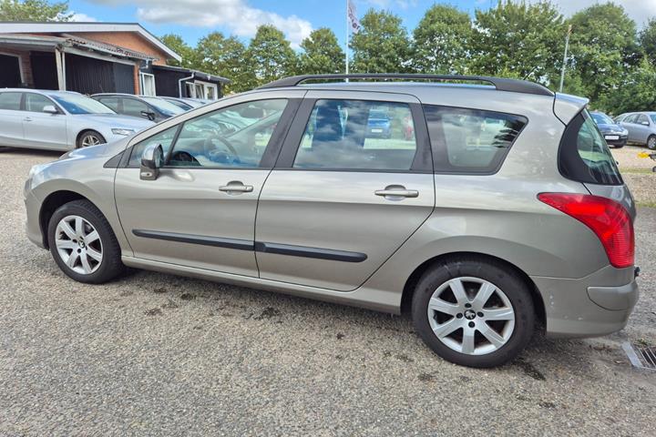 Grøn Peugeot 308 fra 2010