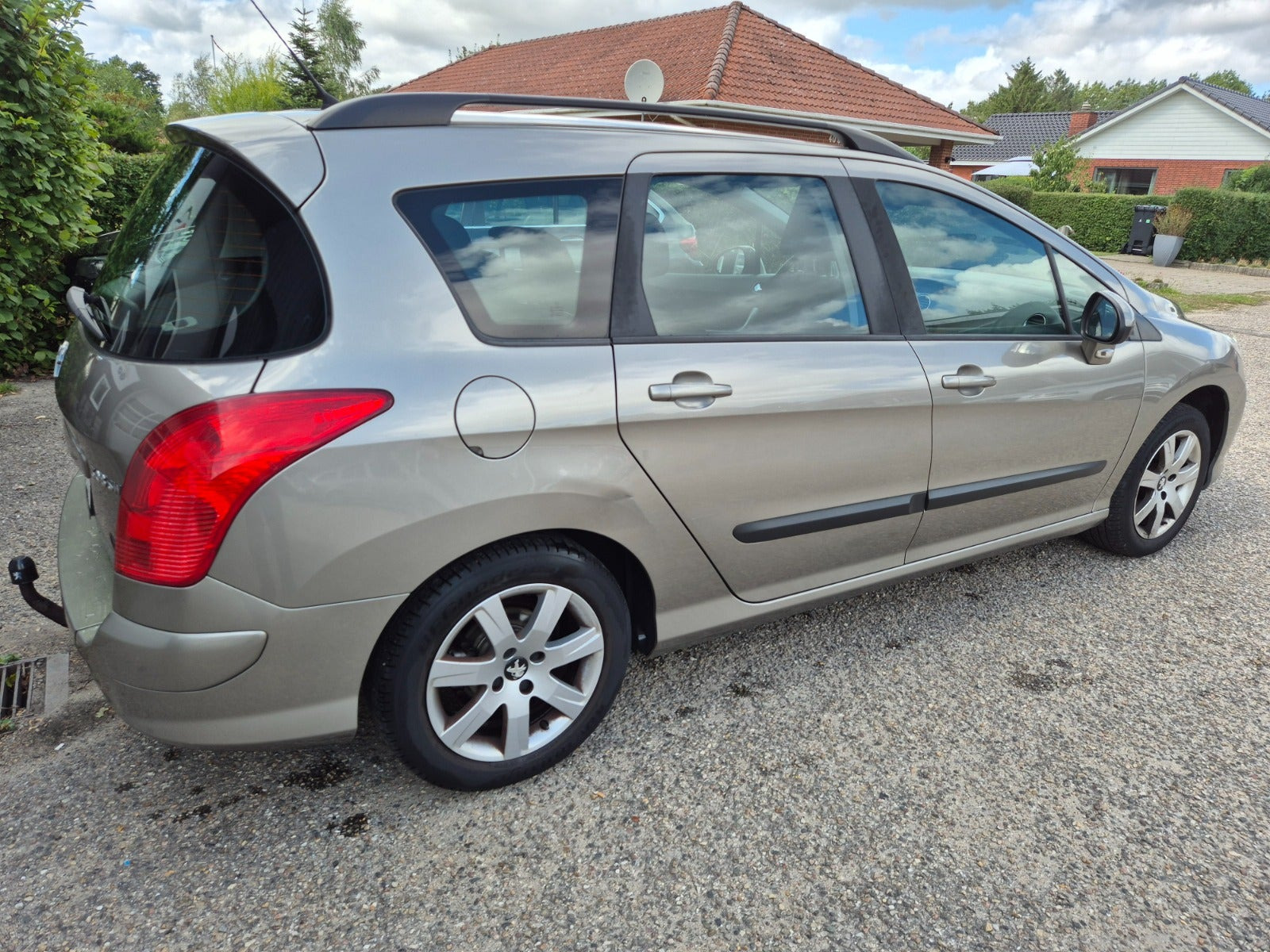 Grøn Peugeot 308 fra 2010