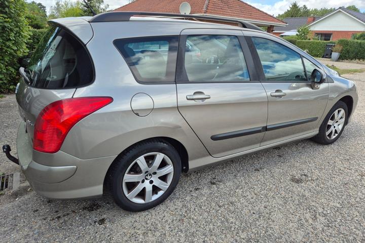 Grøn Peugeot 308 fra 2010
