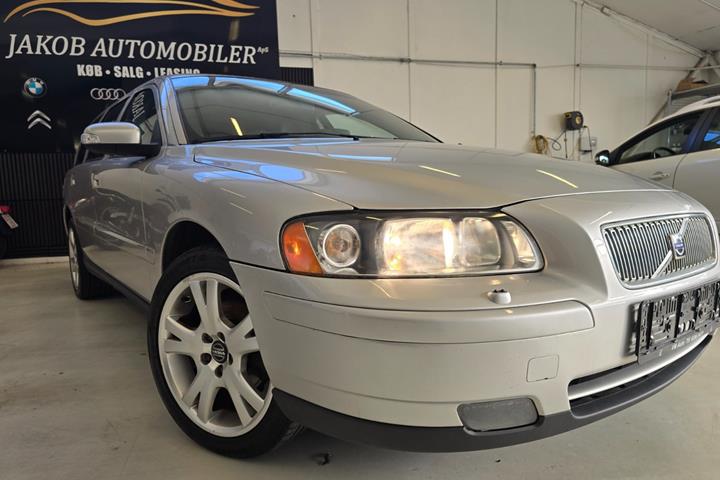 Sølv Volvo V70 fra 2006
