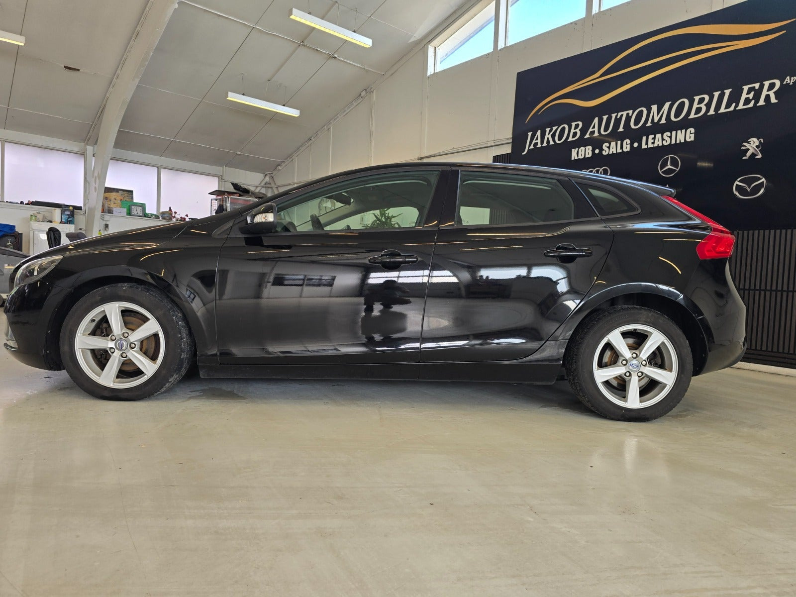 Sort Volvo V40 fra 2015