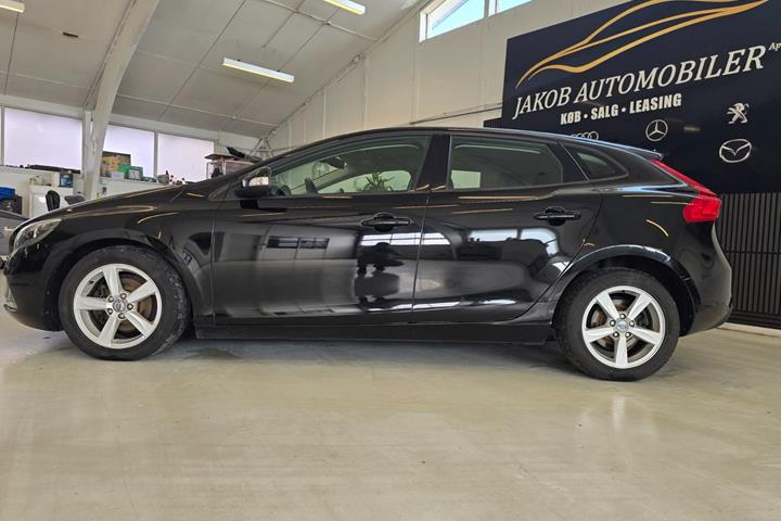 Sort Volvo V40 fra 2015