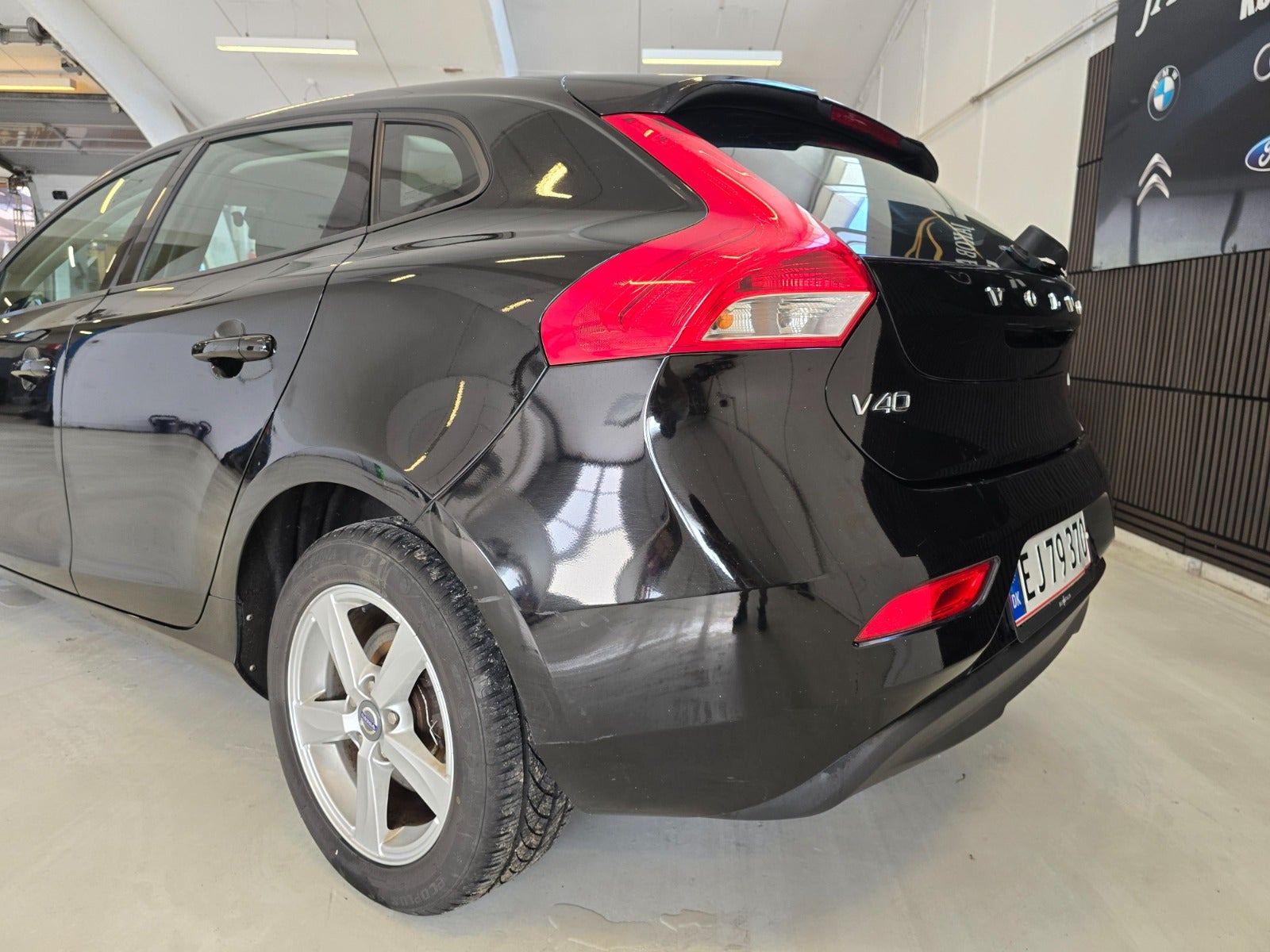 Sort Volvo V40 fra 2015