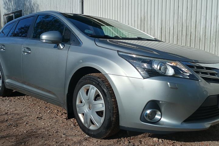 Grå Toyota Avensis fra 2012