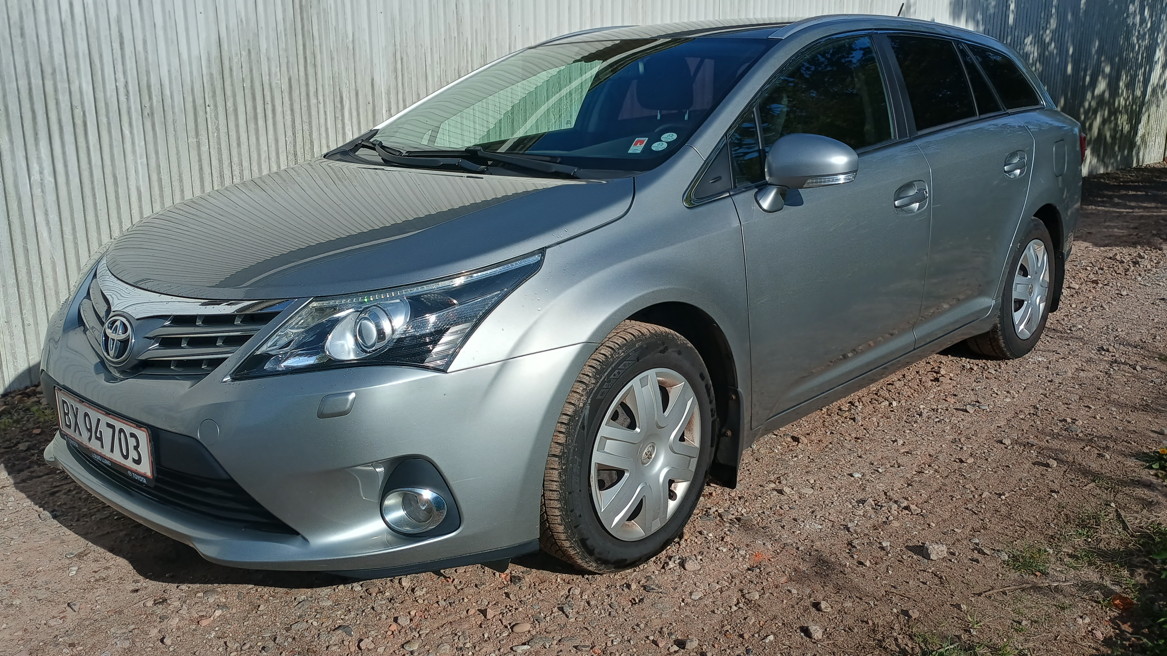 Grå Toyota Avensis fra 2012