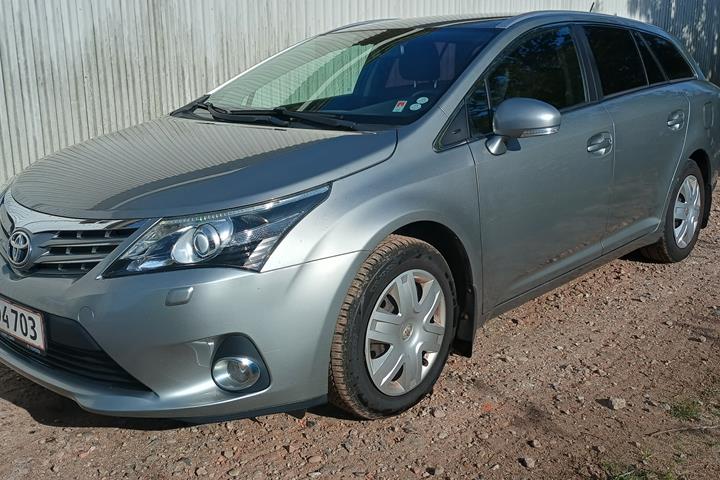 Grå Toyota Avensis fra 2012