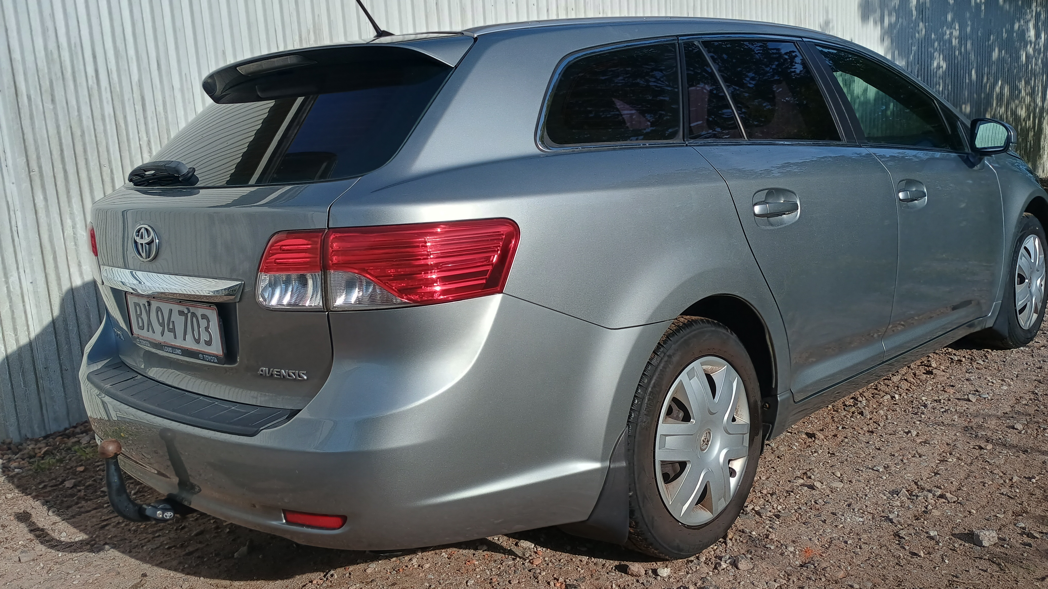 Grå Toyota Avensis fra 2012