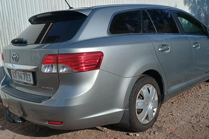 Grå Toyota Avensis fra 2012