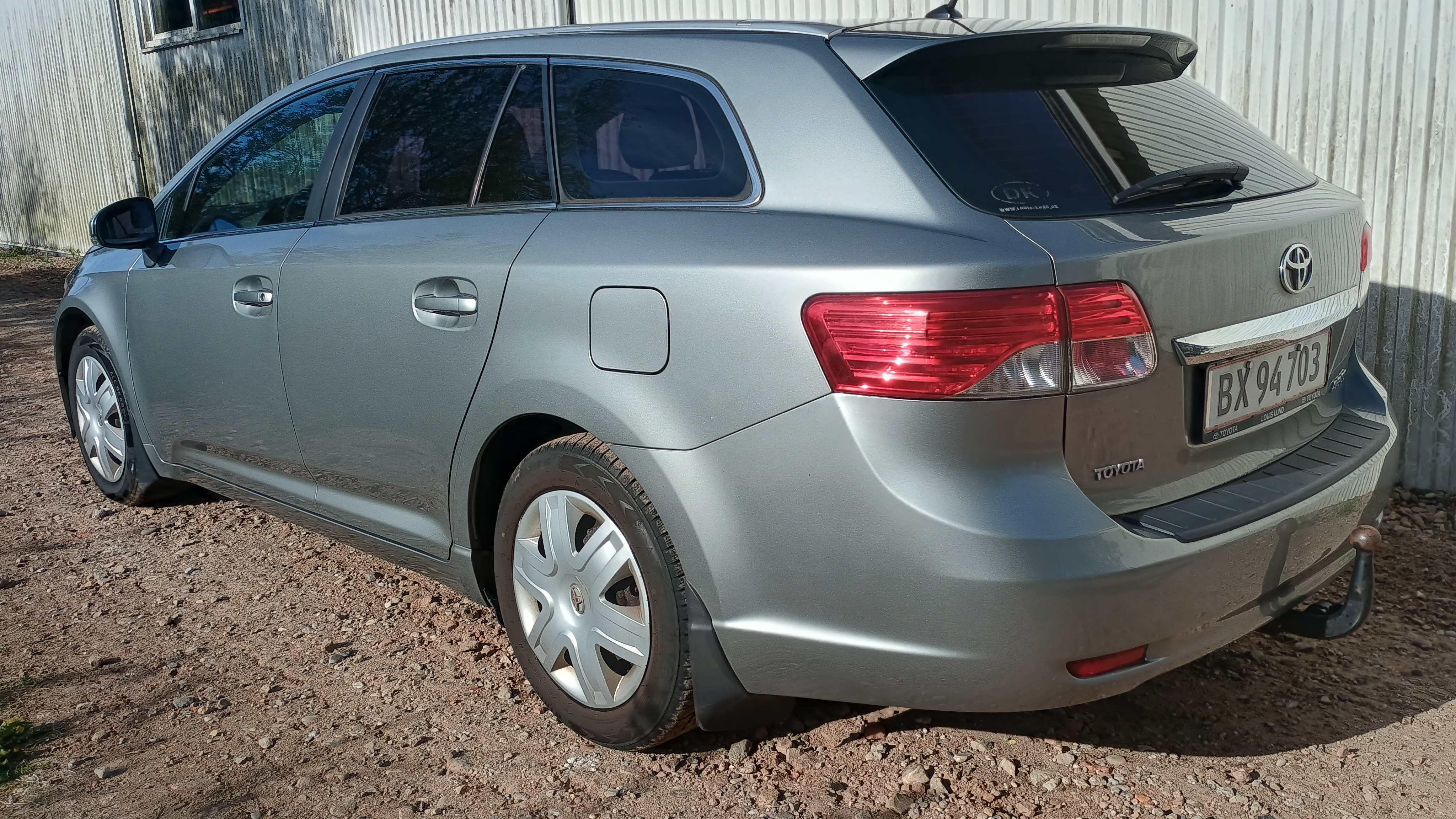 Grå Toyota Avensis fra 2012