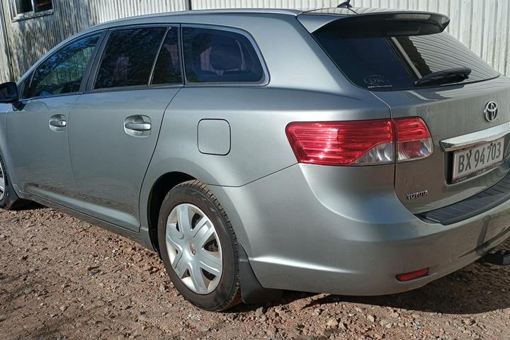 Grå Toyota Avensis fra 2012