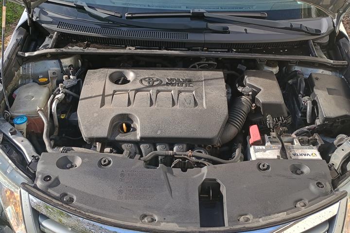 Grå Toyota Avensis fra 2012